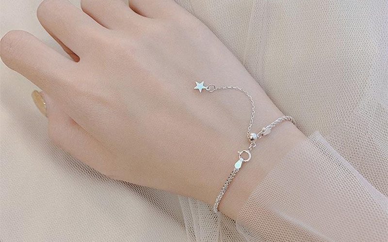 Mẫu lắc tay nữ đơn giản dễ đeo