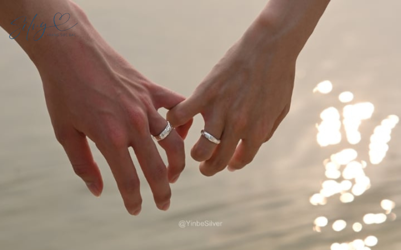 Đeo nhẫn bạc có ý nghĩa gì trong tình cảm